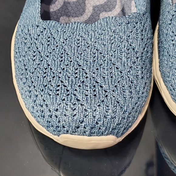 Sneakers Striped Blue Top. - Picture 7 of 9